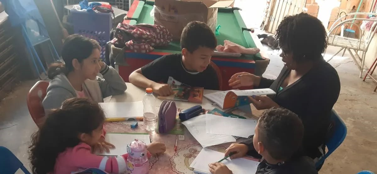 Estudantes escrevendo